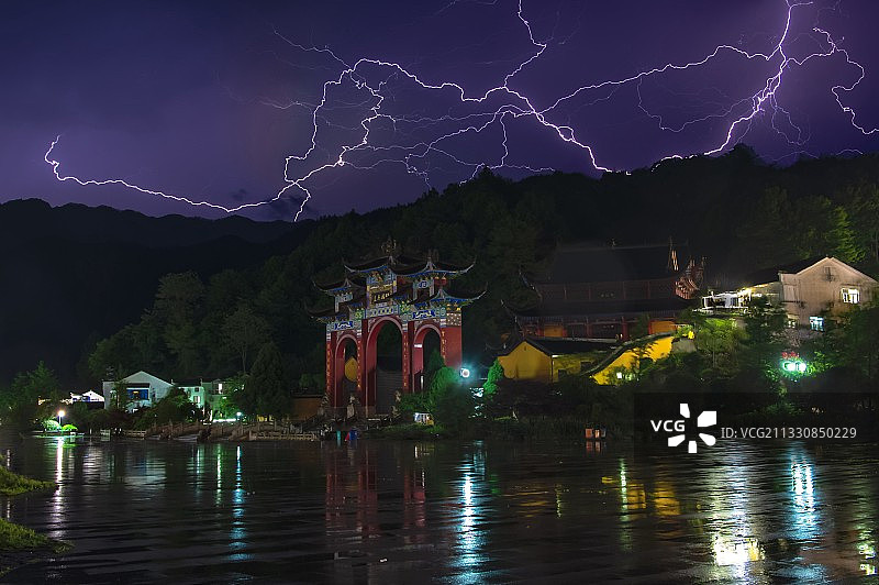 神光岭上雷电鸣图片素材