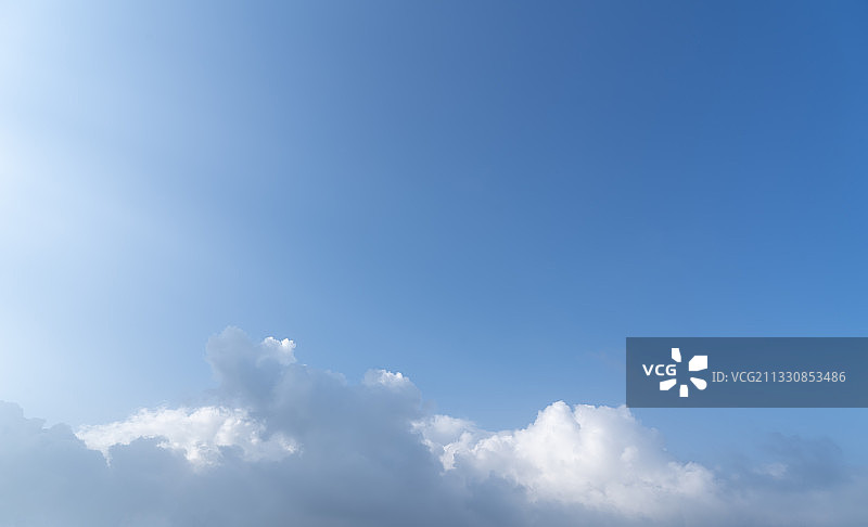 仰拍蓝天云朵背景素材图片素材