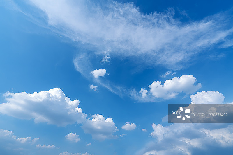 仰拍蓝天云朵背景素材图片素材
