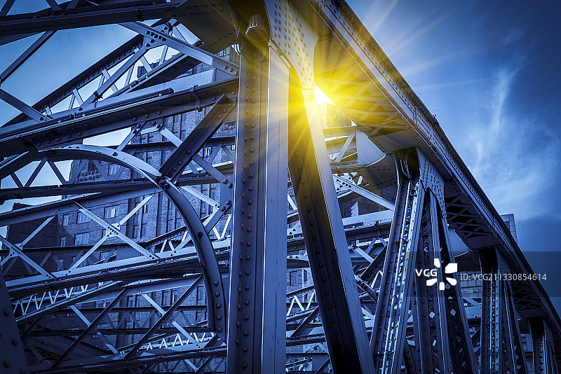 蓝色凋的钢结构网状玻璃顶棚图片素材