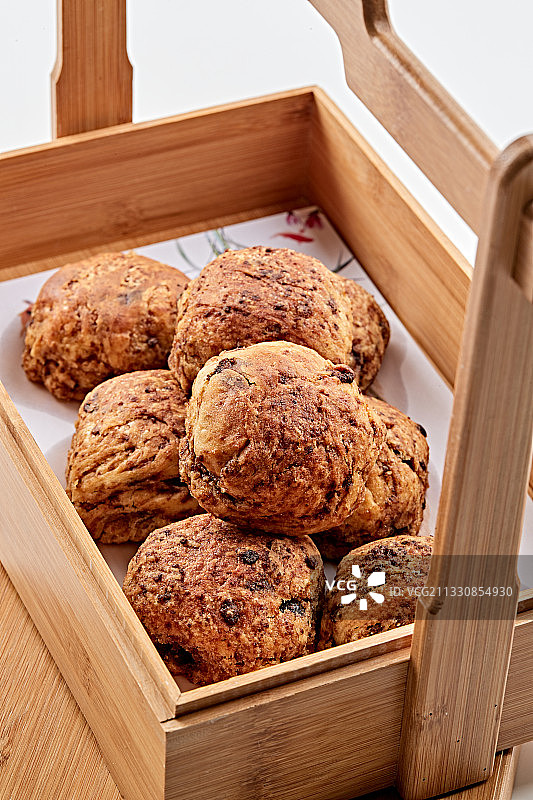 木质食盒装的现出炉的麻酱红糖棋子火烧图片素材