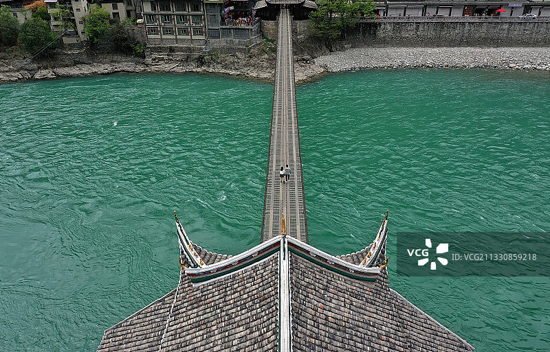 泸定桥上一对情侣的背影图片素材