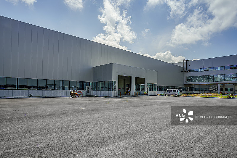 现代工厂厂房和道路地面图片素材