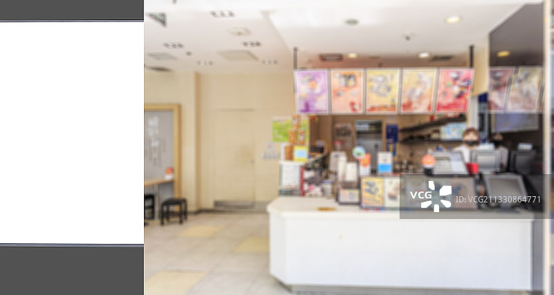 白色灯箱空白广告和模糊的商场餐饮店内景图片素材