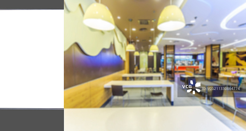 白色灯箱空白广告和模糊的商场餐饮店内景图片素材