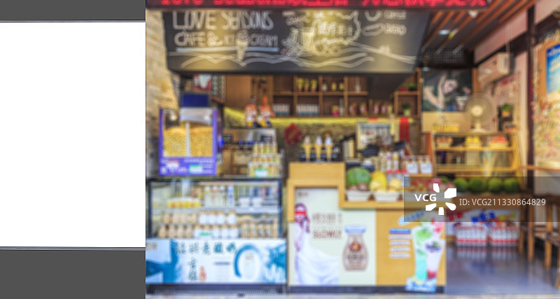 白色灯箱空白广告和模糊的商场餐饮店内景图片素材