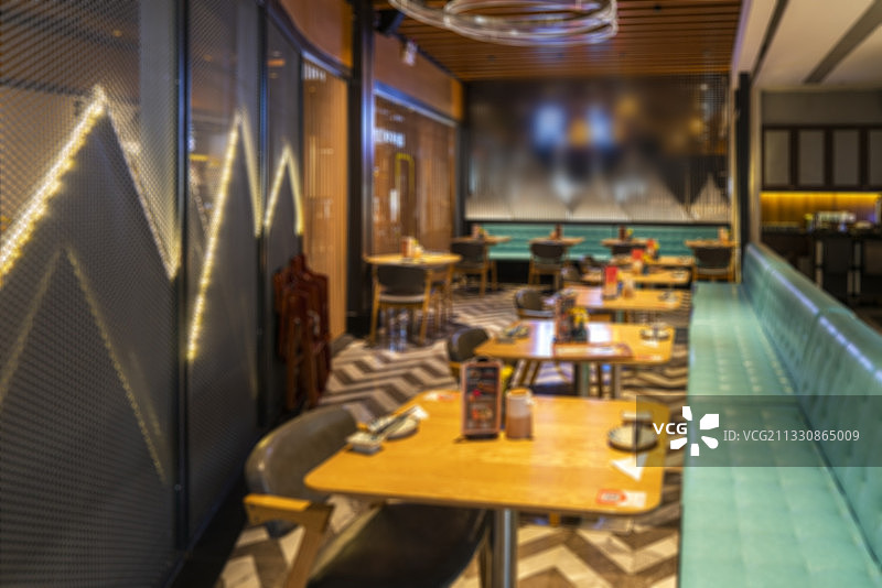 白色空白灯箱广告和模糊的商场餐饮店图片素材