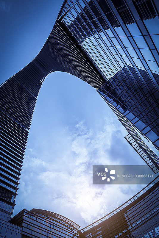 低视角拍现代办公楼和外墙玻璃图片素材