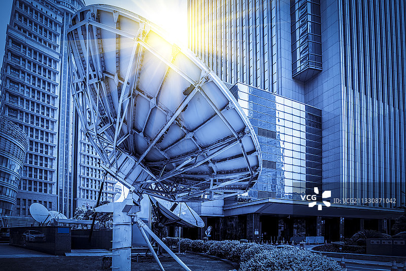 信号接收器和城市现代建筑图片素材