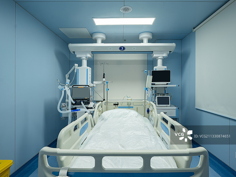 崭新的病房中一张独立护理床图片素材