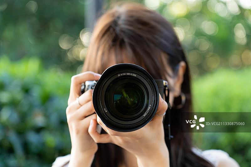 拍照的女孩图片素材