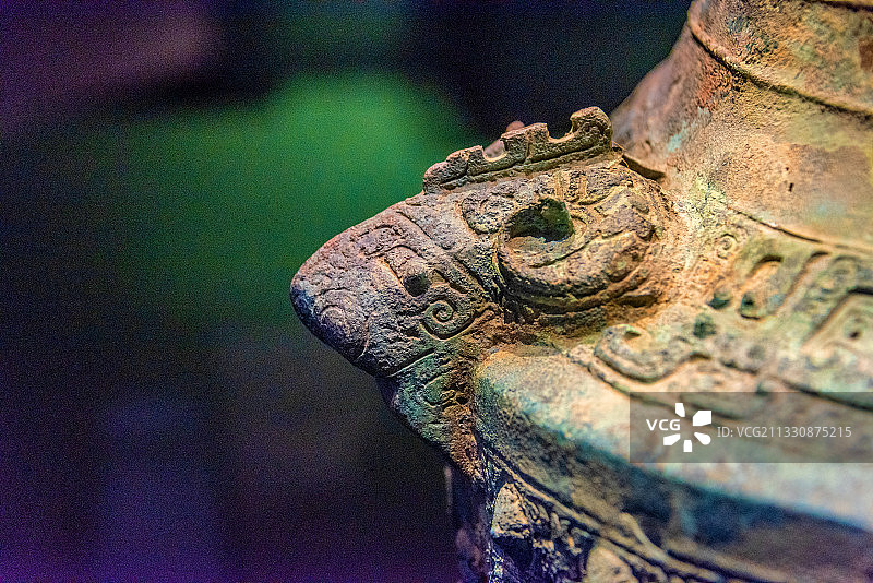 中国湖北荆州博物馆馆藏商代羊首兽面纹罍图片素材