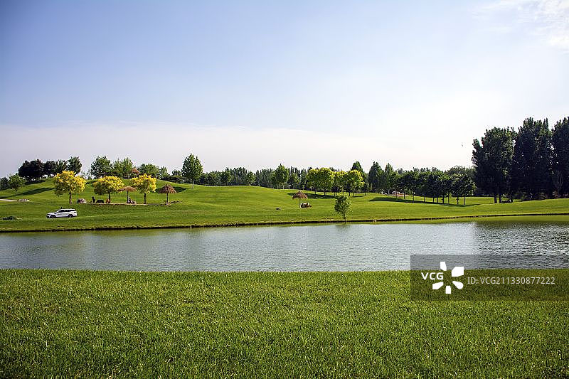 月牙湖边图片素材