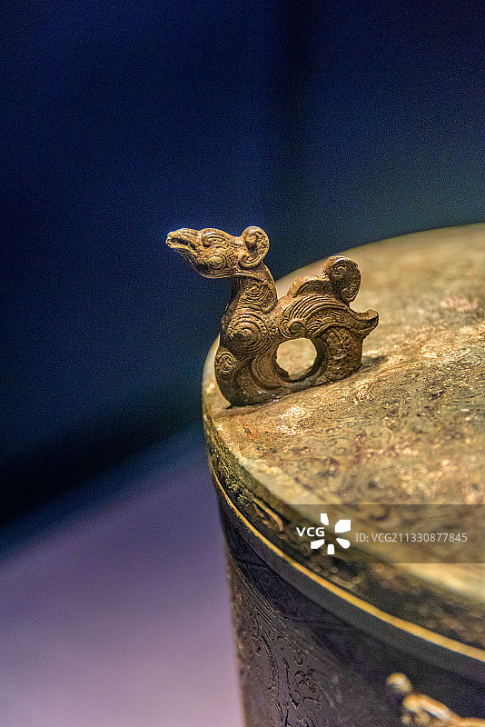 中国湖北荆州博物馆馆藏战国变形凤鸟纹樽图片素材