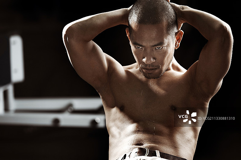 男人在健身房进行健美锻炼图片素材