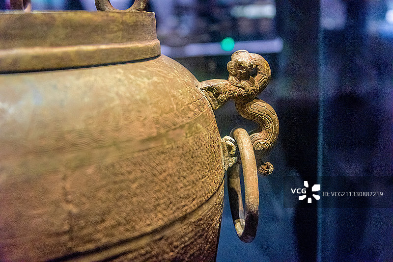 中国湖北荆州博物馆馆藏战国云雷纹浴缶图片素材