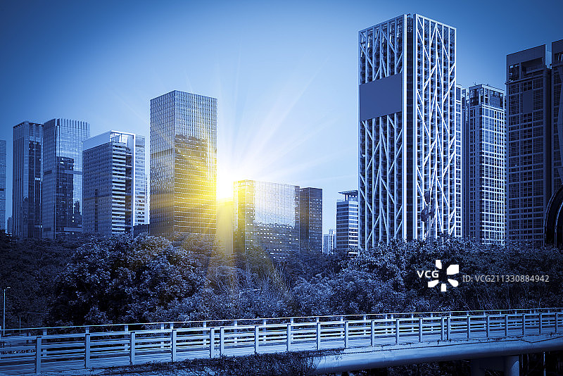 低视角拍城市金融中心办公楼和玻璃外墙图片素材