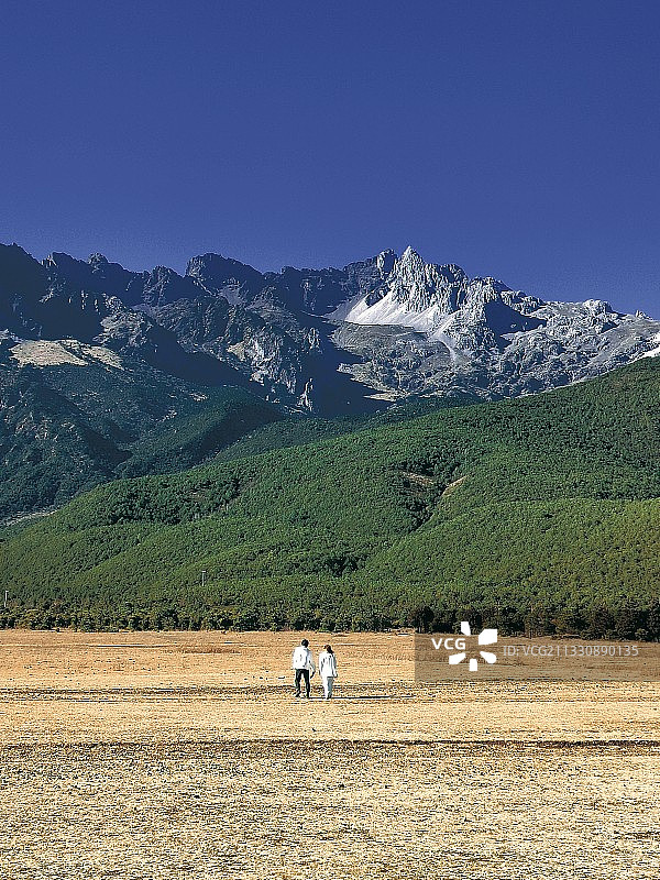 蓝天 雪山 草甸 村庄 爱人图片素材