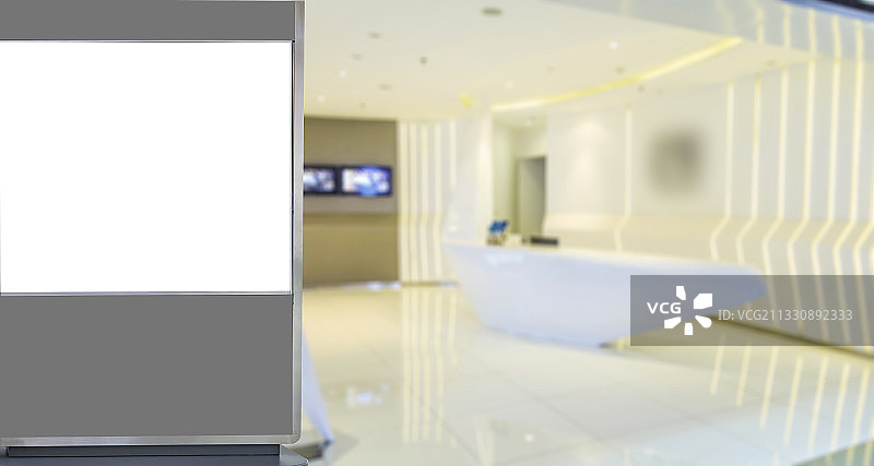 白色空白灯箱广告和模糊的商场店铺图片素材