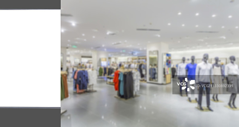 白色空白灯箱广告和模糊的商场店铺图片素材