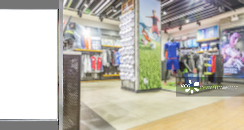 白色空白灯箱广告和模糊的商场店铺图片素材