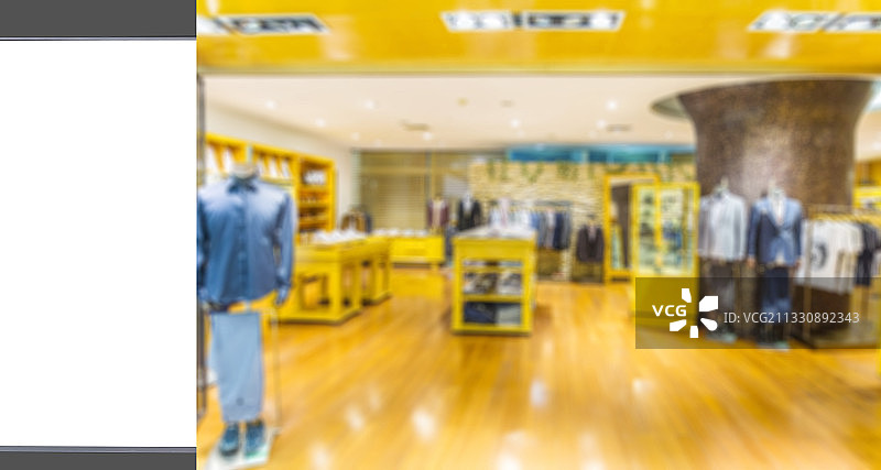 白色空白灯箱广告和模糊的商场店铺图片素材