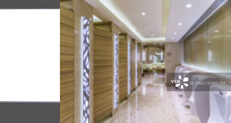 白色空白灯箱广告和模糊的商场店铺图片素材