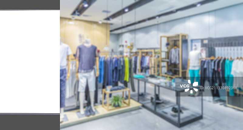 白色空白灯箱广告和模糊的商场店铺图片素材