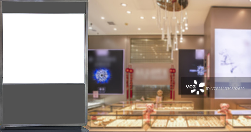 白色空白灯箱广告和模糊的商场店铺图片素材