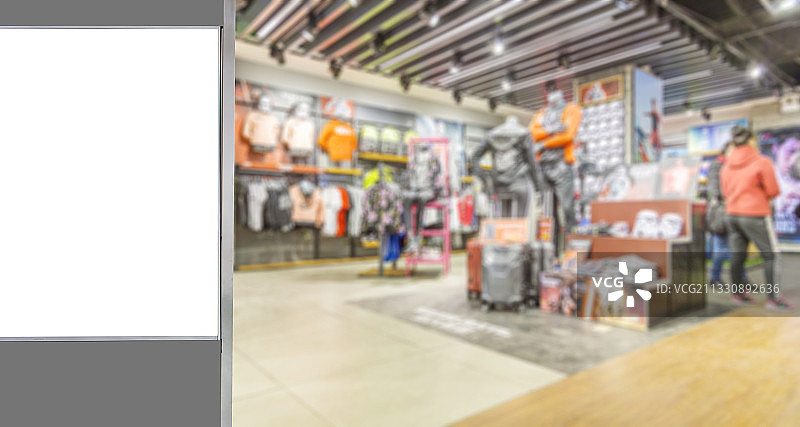 白色空白灯箱广告和模糊的商场店铺图片素材