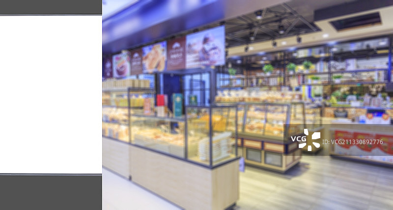 白色空白灯箱广告和模糊的商场店铺图片素材