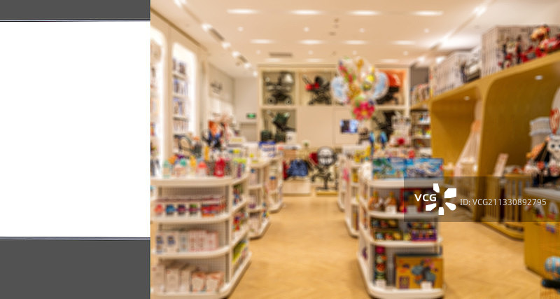 白色空白灯箱广告和模糊的商场店铺图片素材