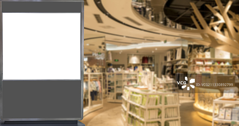 白色空白灯箱广告和模糊的商场店铺图片素材