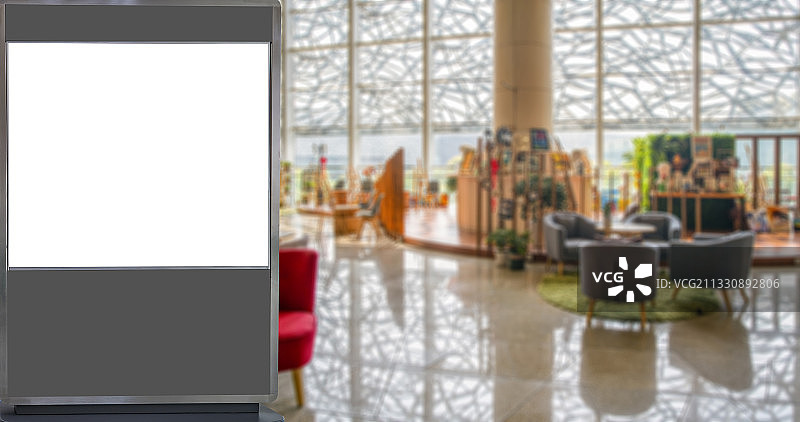 白色空白灯箱广告和模糊的商场店铺图片素材