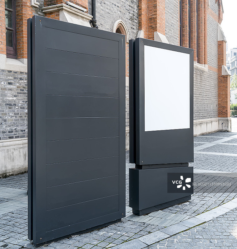 户外商业街白色空白灯箱广告图片素材