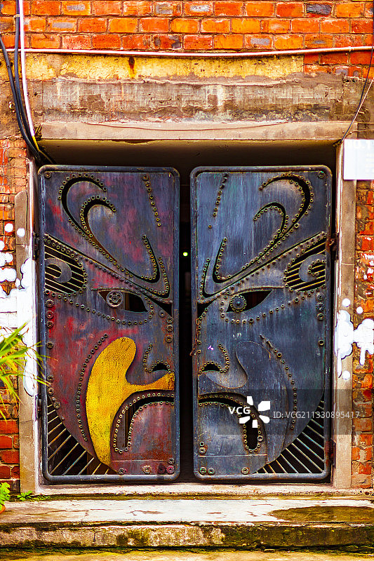 脸谱 - 四川美术学院某角落图片素材