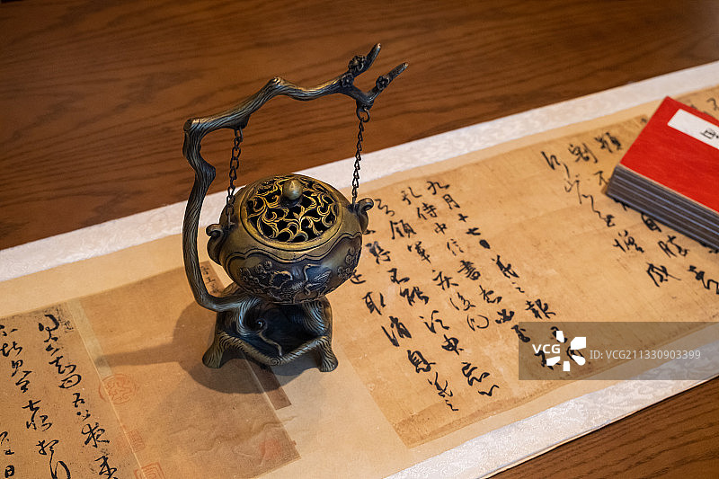 桌案上的香炉、长卷和字帖图片素材