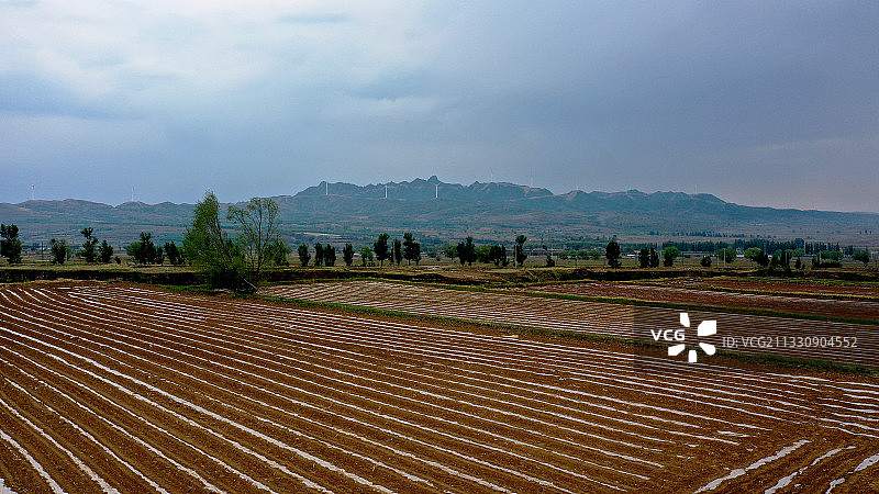 初夏时节拍摄的河北省张家口市宣化区山区农田景色。图片素材