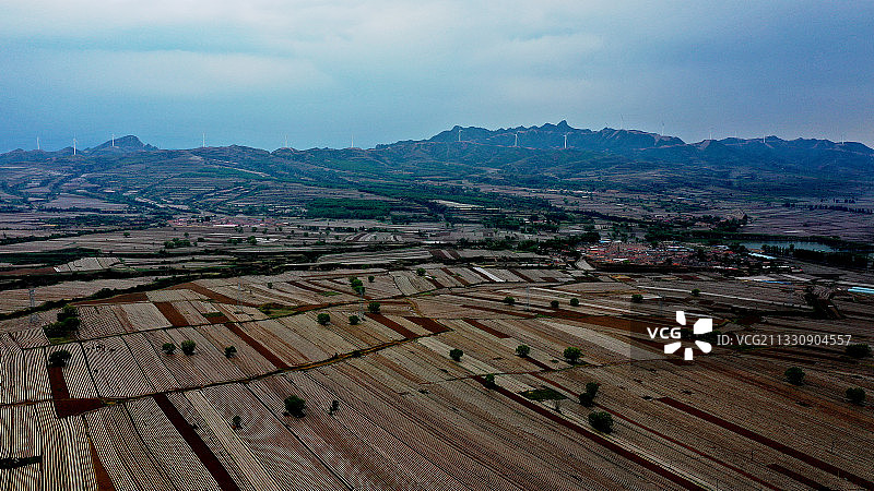 初夏时节拍摄的河北省张家口市宣化区山区农田景色。图片素材