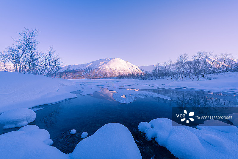 欧洲热门旅行目的地芬兰，拉普兰的自然风景，冬季的背景图片。图片素材
