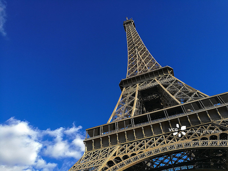 法国战神广场：低角度拍摄的埃菲尔铁塔图片素材