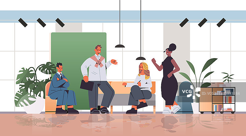 不同种族的商界人士工作交谈中图片素材