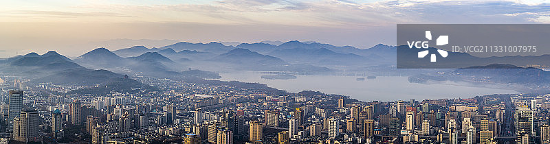 航拍西湖清晨日出图片素材