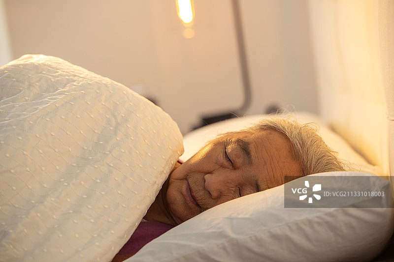 老人躺在床上睡觉图片素材