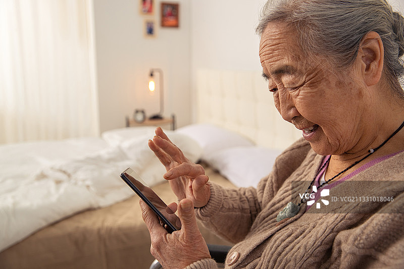 老人使用手机图片素材
