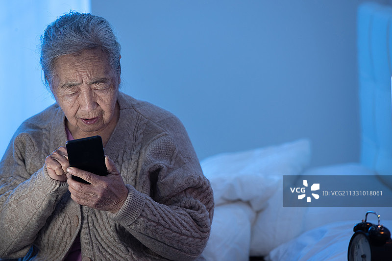 老人使用手机图片素材