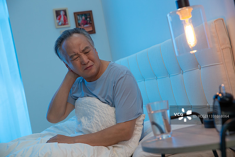 生病的老人图片素材