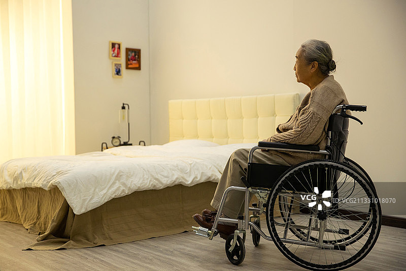 孤独的老人坐在轮椅上图片素材