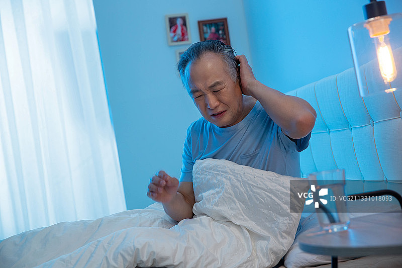 生病的老人图片素材