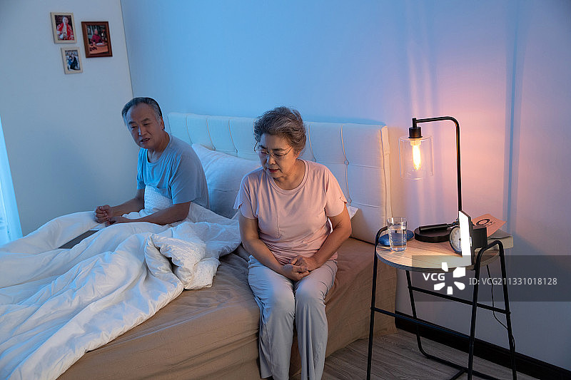 生气吵架的老年夫妇图片素材